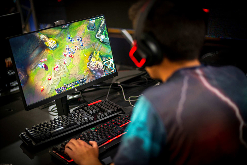 Người d&ugrave;ng chơi game LOL
